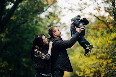Genç aile ve sonbahar Park yeni doğan oğlu