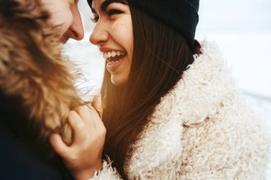 adam ve birbirlerinin kollarında kızla