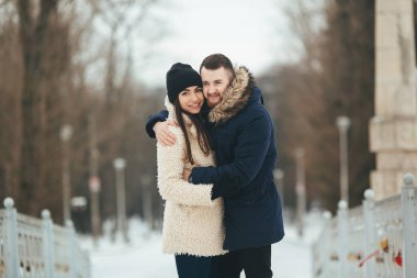 Kadın ve erkek kameraya poz veriyor.