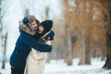 adam ve birbirlerinin kollarında kızla