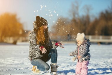 Anne ve kızı kış açık havada
