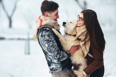Genç çift kış parkında eğleniyor.