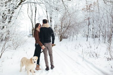 Köpek ile aşık genç Çift
