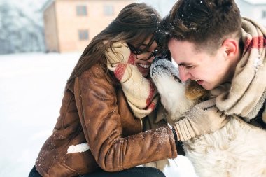 Genç çift kış parkında eğleniyor.