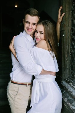 Kapının önünde poz veren çift.