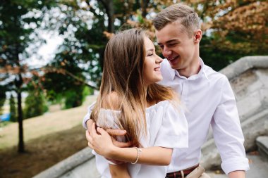 Parkta poz veren çift