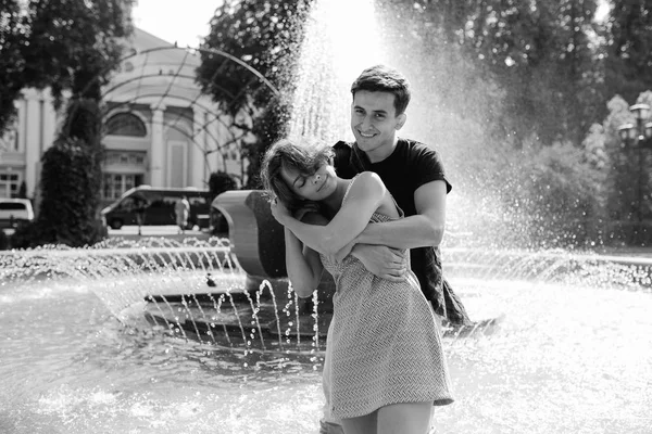 Piękna młoda para przy fontannie — Zdjęcie stockowe