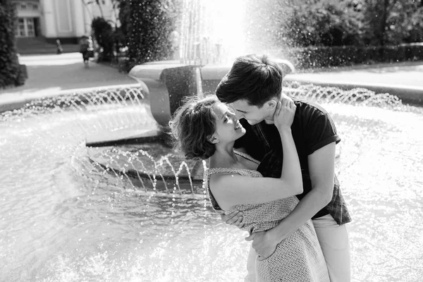 Beautiful young couple at the fountain — Stock Photo, Image