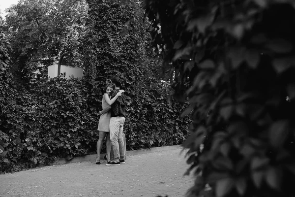 Guy and girl in the park — Stock Photo, Image