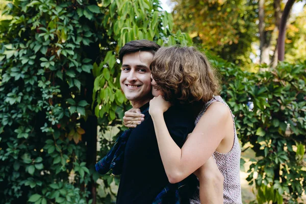 Chico y chica en el parque — Foto de Stock