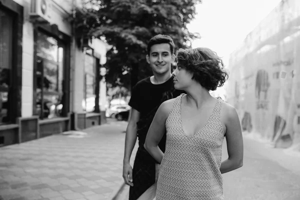 Couple walking on the street holding hands — Stock Photo, Image