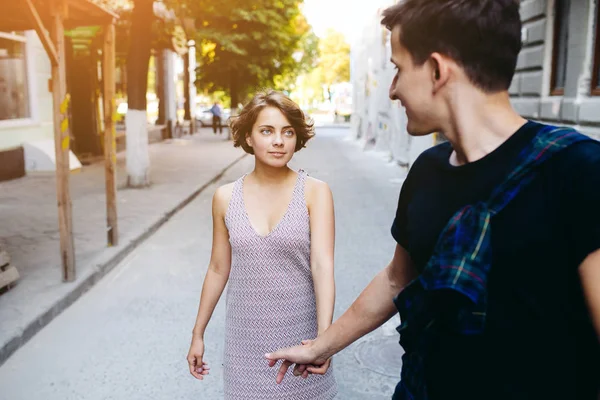 Pár kráčející po ulici držící se za ruce — Stock fotografie