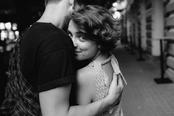 Couple hugging in the street — Stock Photo, Image