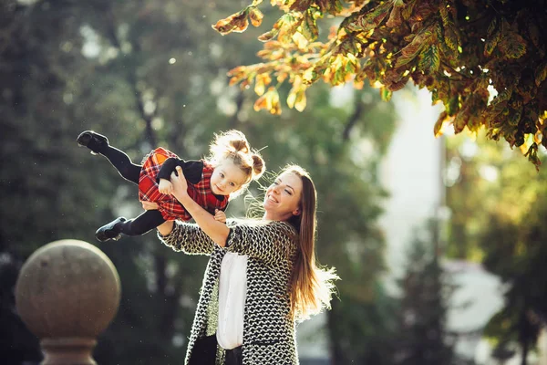Anne ve küçük kızı bir parkta oynarken — Stok fotoğraf