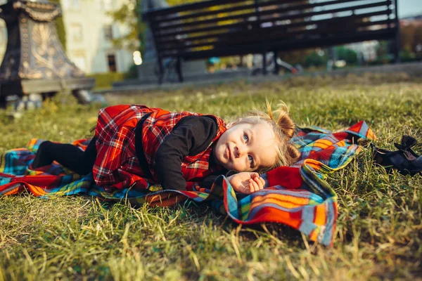 Senyum gadis di padang rumput — Stok Foto