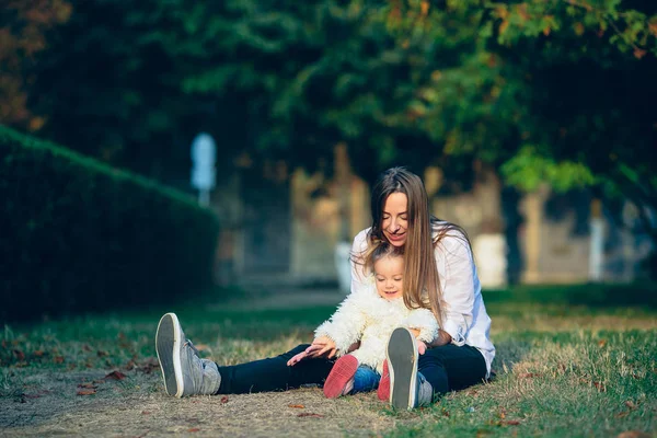 Мать и маленькая дочь в парке — стоковое фото