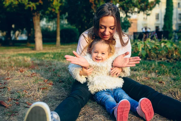 Mor och dotter i en park — Stockfoto