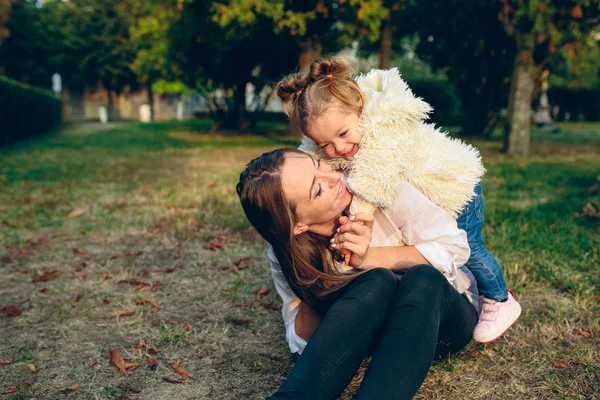 Mor och dotter i en park — Stockfoto