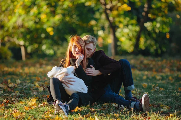 Familia joven e hijo recién nacido en el parque de otoño —  Fotos de Stock