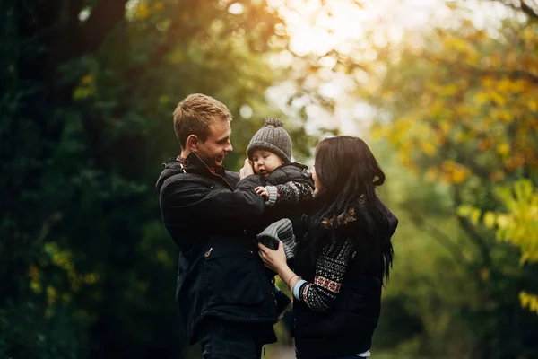Fiatal család és újszülött fiú őszi park — Stock Fotó