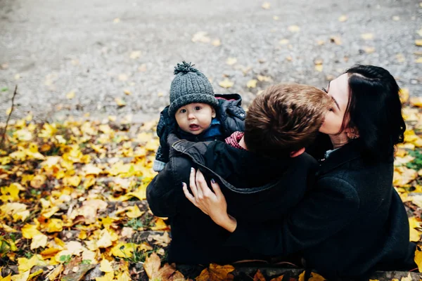 Giovane famiglia e neonato nel parco autunnale — Foto Stock