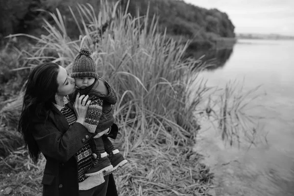 Žena a dítě na břehu řeky — Stock fotografie