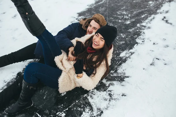 Férfi és nő gördeszka a jégen — Stock Fotó