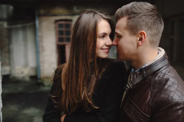 Man and woman posing for the camera — Stock Photo, Image