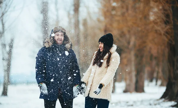 Niño y niña jugando con la nieve —  Fotos de Stock