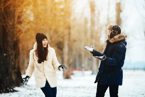 Niño y niña jugando con la nieve —  Fotos de Stock