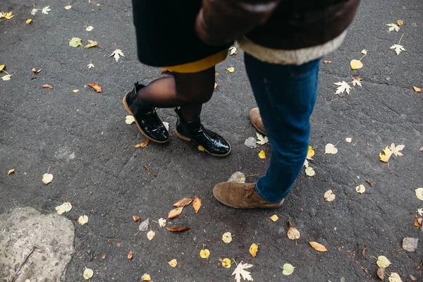 Attraente coppia felice a piedi nel parco autunnale — Foto Stock