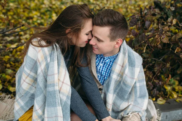 Sonbahar sezonunda parkta genç bir çift