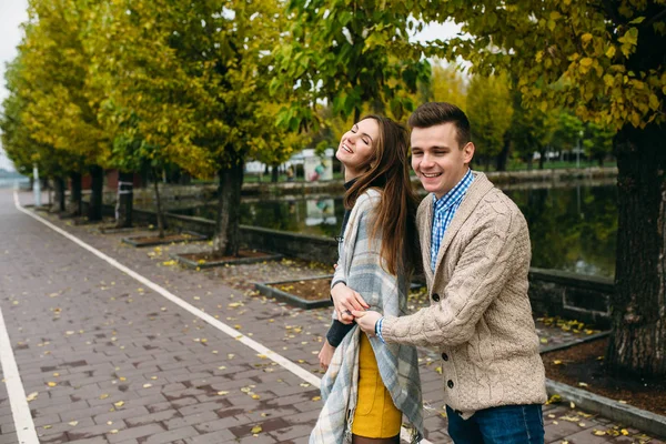 Sonbahar parkında gülümseyen çift — Stok fotoğraf