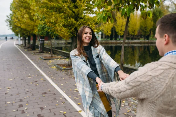 Sonbahar parkında gülümseyen çift — Stok fotoğraf