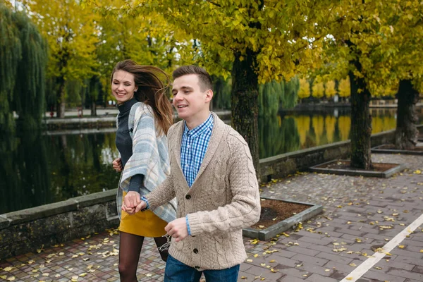 Casal sorridente no parque de outono — Fotografia de Stock