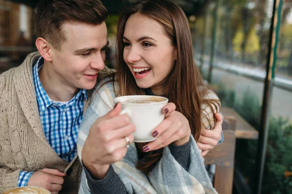 Kaldırımdaki kafede oturan çift.