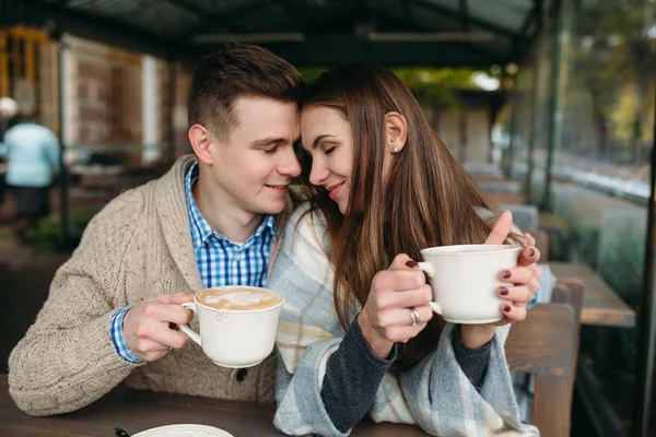 Casal sentado no café da calçada — Fotografia de Stock