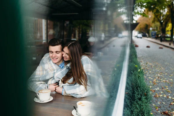 Пара сидящих в кафе на тротуаре — стоковое фото