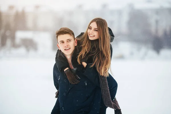 L'uomo porta la sua ragazza sul retro — Foto Stock