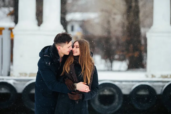 Kille kramar hans flickvän bakifrån — Stockfoto