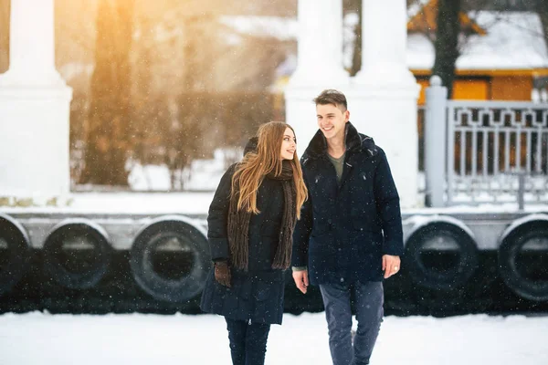 Casal posando em um parque nevado — Fotografia de Stock