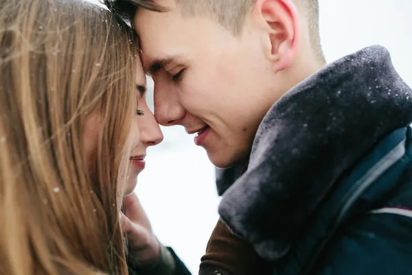 Casal posando em um parque nevado — Fotografia de Stock