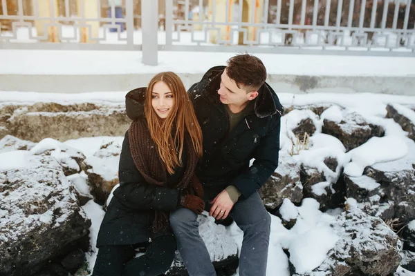 Paar poseren in een besneeuwde park — Stockfoto