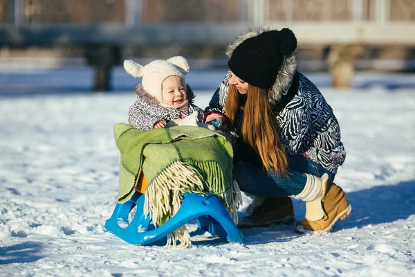 Mãe e filha no inverno ao ar livre — Fotografia de Stock