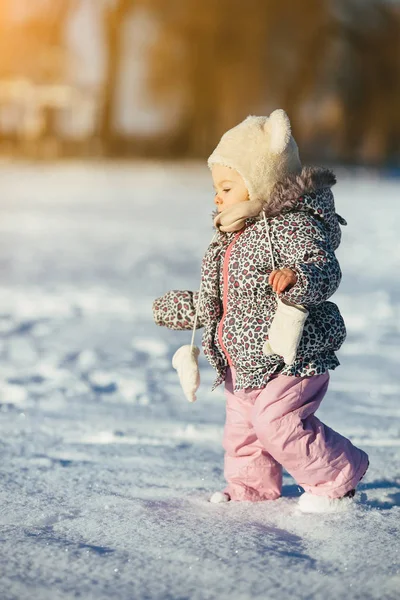 Bambina cammina nella neve — Foto Stock