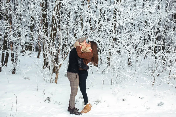 Boldog pár snow Park — Stock Fotó