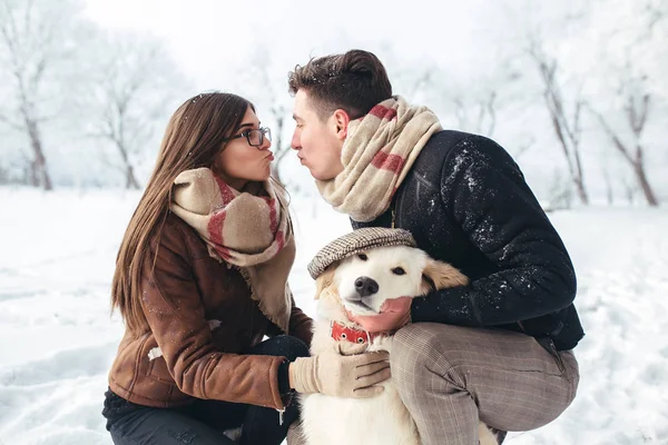 Jovem casal se divertindo no parque de inverno — Fotografia de Stock