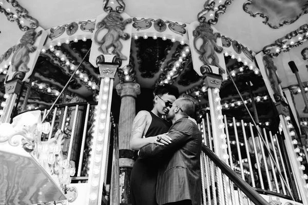 Volwassen man en vrouw op een carrousel — Stockfoto