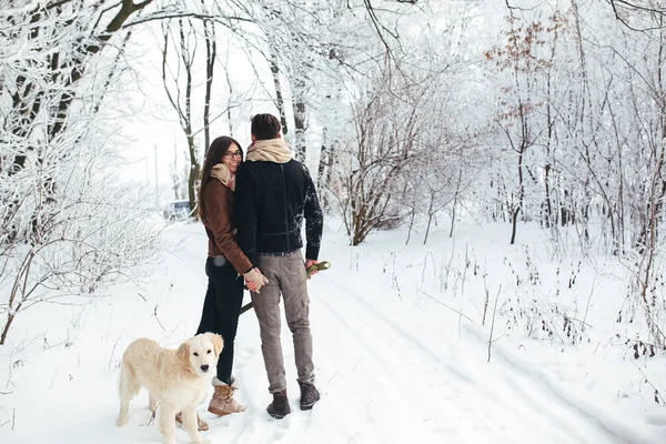 Jovem casal apaixonado andando com cão — Fotografia de Stock