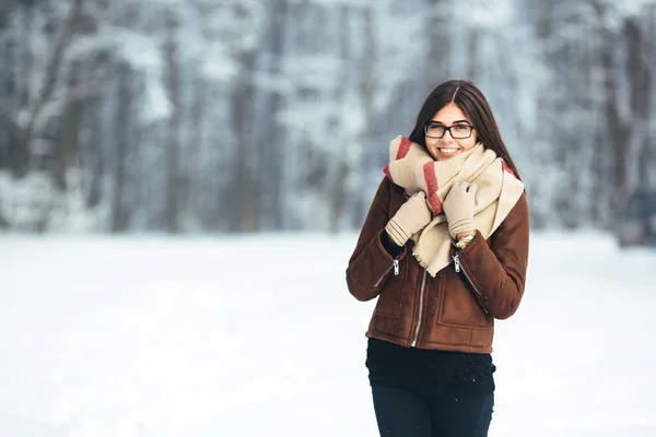 Junge attraktive Brünette mit Sonnenbrille — Stockfoto